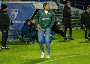 Iñaki Bea durante un instante del encuentro entre Segoviana y Langreo./HÉCTOR CRIADO