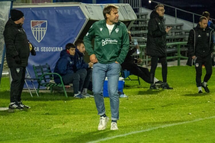 Iñaki Bea: “No respiro ambiente de liderato, sino de trabajo y humildad” 1 Iñaki Bea durante un instante del encuentro entre Segoviana y Langreo./HÉCTOR CRIADO