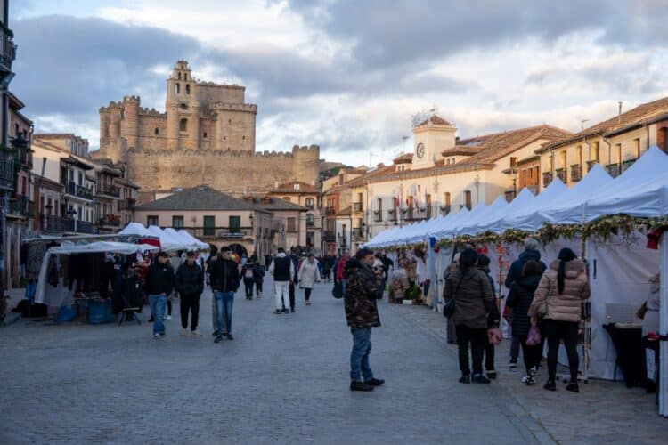 Mercadillo de productos locales y artesanía en la plaza de Turégano./HÉCTOR CRIADO