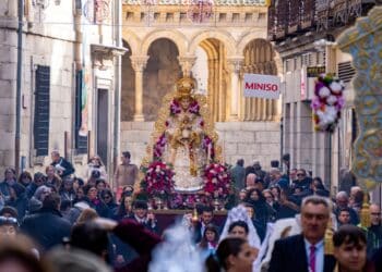 Los fieles llenaron la calle Real para acompañar a la Virgen. /HÉCTOR CRIADO