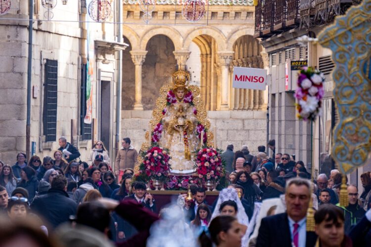 Los fieles llenaron la calle Real para acompañar a la Virgen. /HÉCTOR CRIADO