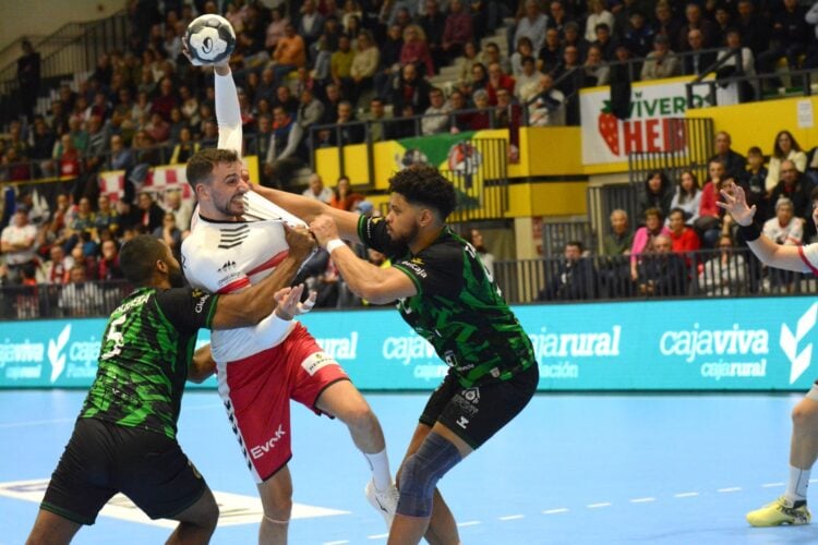 David Fernández intenta entrar hasta los seis metros entre dos jugadores del Rebi Cuenca./ AMADOR MARUGÁN