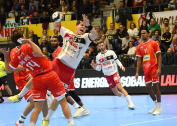 Pablo Herranz lanza desde los seis metros en una de las muchas acciones en las que ganó la posición./ AMADOR MARUGÁN