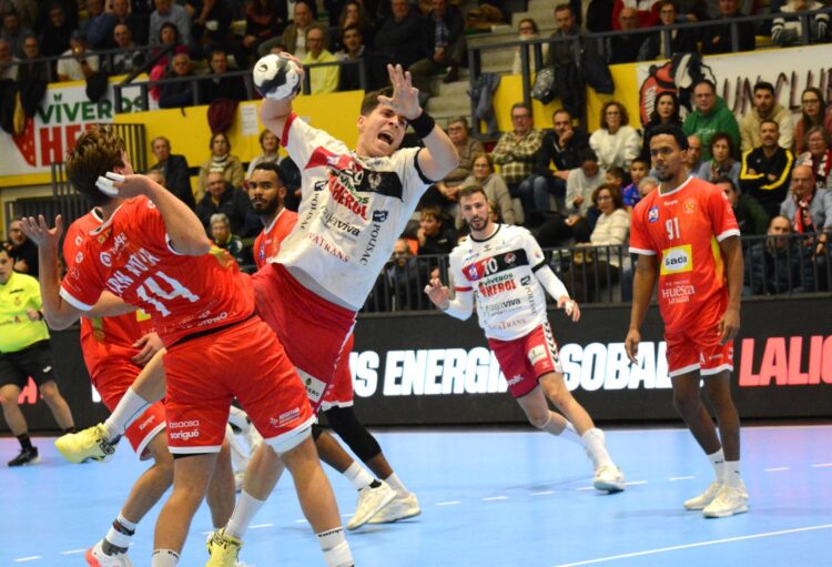 El BM Nava acaba con su crisis (41-33) 1 Pablo Herranz lanza desde los seis metros en una de las muchas acciones en las que ganó la posición./ AMADOR MARUGÁN