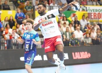 Lufuanitu se eleva desde los seis metros en la imagen de archivo./ AMADOR MARUGÁN