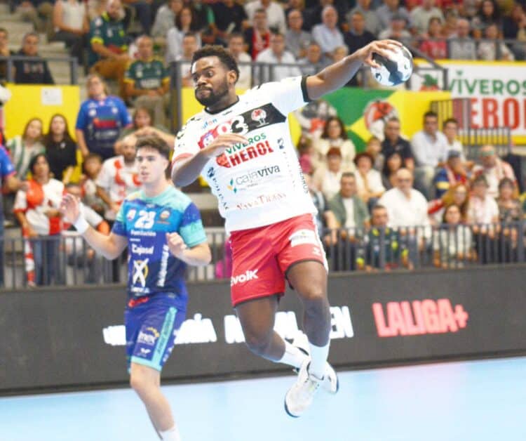 Lufuanitu se eleva desde los seis metros en la imagen de archivo./ AMADOR MARUGÁN