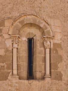 En la cara oeste de Peñalara (I) 7 Ventana geminada del ábside.