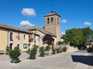 Parte delantera de la iglesia de Santiago Apóstol de Brieva.