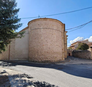 Parte trasera de la iglesia de Santiago Apóstol en Brieva.
