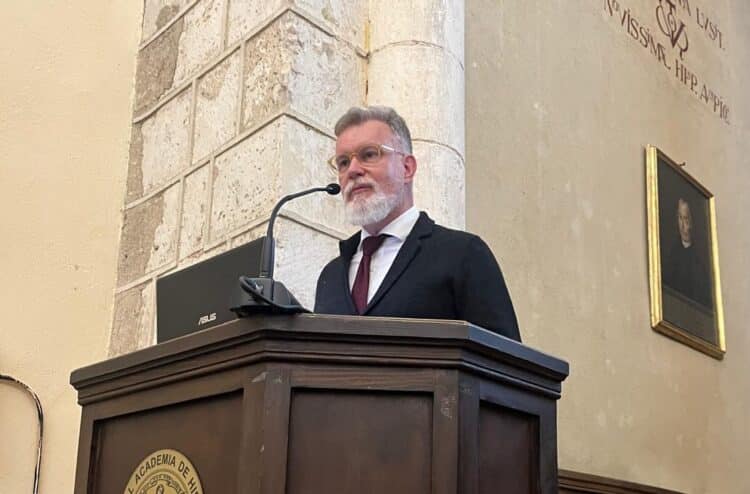 El profesor Pena González en la charla inaugural.  /ACADEMIA DE SAN QUIRCE