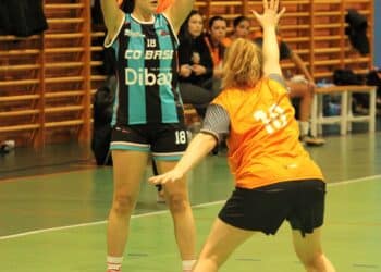 Un instante del encuentro entre el Dibaq CD Base femenino y Zamarat./EVA DE SANTOS