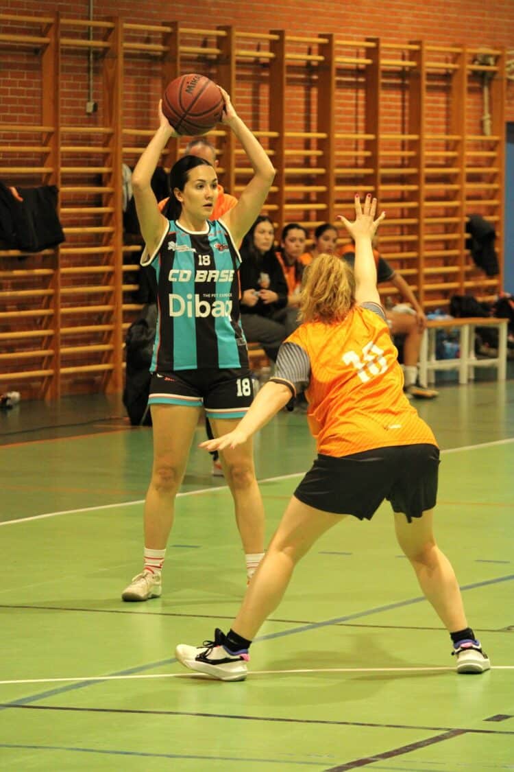 Luces y sombras para la familia del Dibaq CD Base 1 Un instante del encuentro entre el Dibaq CD Base femenino y Zamarat./EVA DE SANTOS