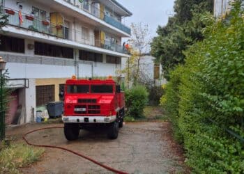 Vehículo del retén junto al inmueble. /AYUNTAMIENTO DE EL ESPINAR
