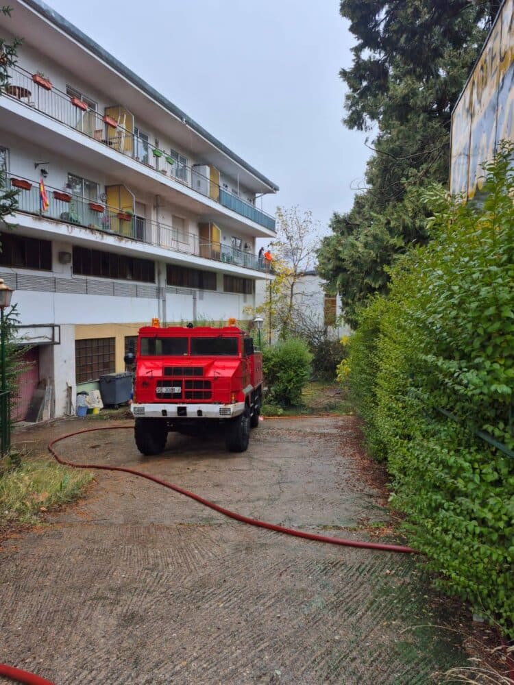 El viento reactiva el incendio del viernes en San Rafael 1 Vehículo del retén junto al inmueble. /AYUNTAMIENTO DE EL ESPINAR