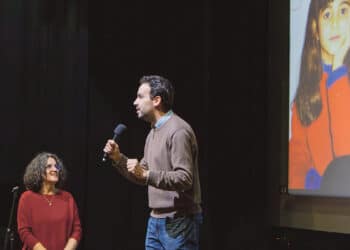 Los profesores Alberto Martín y Begoña Sánchez en el escenario presentando el documental. / Uva