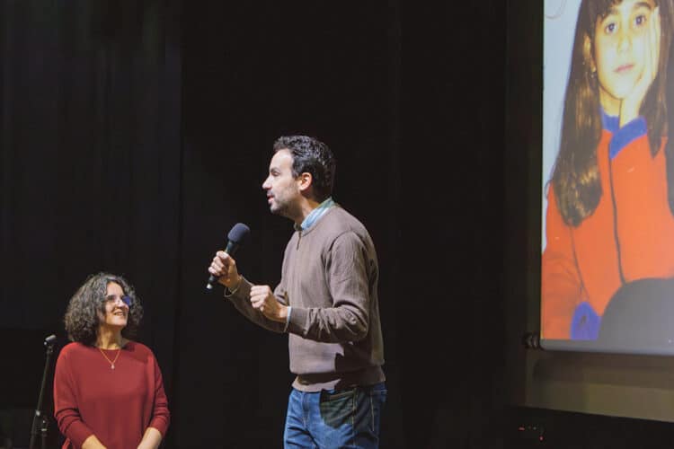 Los profesores Alberto Martín y Begoña Sánchez en el escenario presentando el documental. / Uva