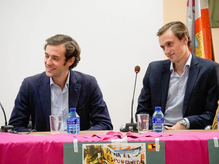 Los hermanos Burdiel, ‘mano a mano’ en la Peña ‘El Espontáneo’ 1 Álvaro y Pepe Burdiel. / Héctor Criado