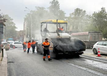 Trabajos de asfaltado en el Paseo Ezequiel González. / AYUNTAMIENTO DE SEGOVIA
