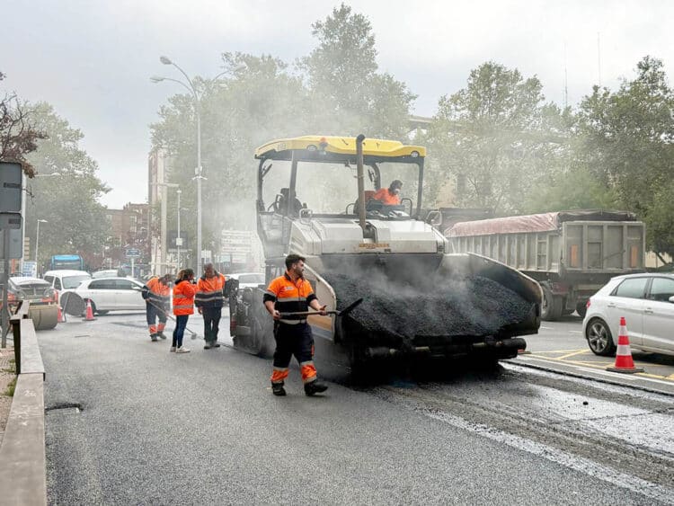 Comienzan las obras de acondicionamiento del Paseo de Ezequiel González y la Cuesta de los Hoyos 1 Trabajos de asfaltado en el Paseo Ezequiel González. / AYUNTAMIENTO DE SEGOVIA
