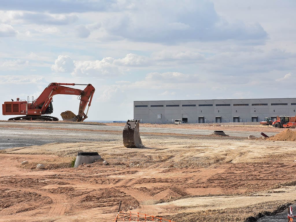 Mañueco destaca que la ampliación de Los Hitales, con 25 millones, "consolidará Segovia como polo industrial" 3 Trabajos de urbanización en el polígono industrial de Los Hitales, en Bernuy de Porreros. / A.M.