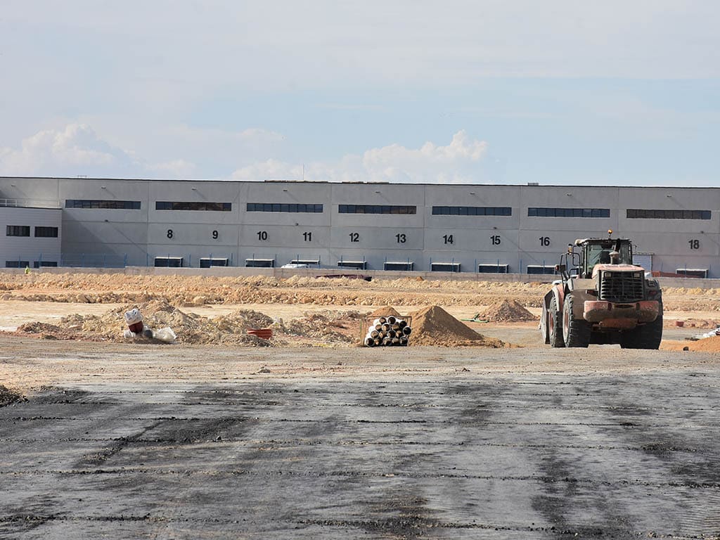Mañueco destaca que la ampliación de Los Hitales, con 25 millones, "consolidará Segovia como polo industrial" 2 Trabajos de urbanización en el polígono industrial de Los Hitales, en Bernuy de Porreros. / A.M.