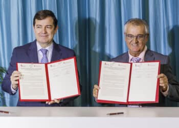 El presidente de la Junta de Castilla y León, Alfonso Fernández Mañueco, y alcalde de Bernuy de Porreros, Adolfo Santamaría, muestran el convenio firmado para la ampliación del polígono industrial de Los Hitales. / NACHO VALVERDE - ICAL