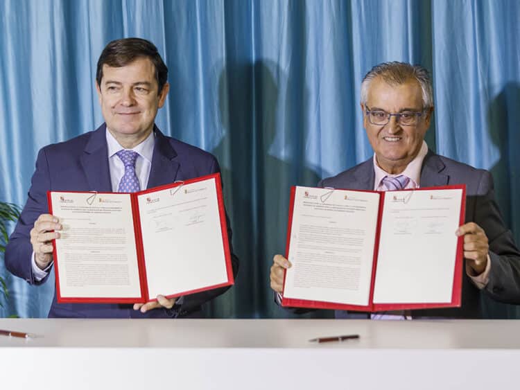 Mañueco destaca que la ampliación de Los Hitales, con 25 millones, "consolidará Segovia como polo industrial" 1 El presidente de la Junta de Castilla y León, Alfonso Fernández Mañueco, y alcalde de Bernuy de Porreros, Adolfo Santamaría, muestran el convenio firmado para la ampliación del polígono industrial de Los Hitales. / NACHO VALVERDE - ICAL