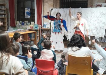 Representación del cuentacuentos en la biblioteca / LOURDES MATARRANZ