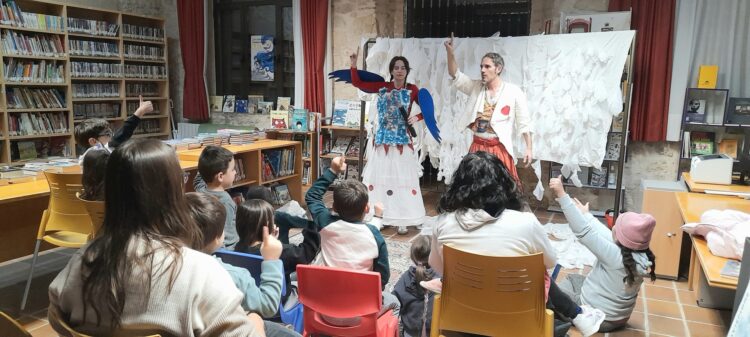 Representación del cuentacuentos en la biblioteca / LOURDES MATARRANZ
