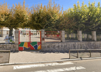 Foto de archivo. Entrada del CEIP 'La Villa' de Cuéllar / E.A.