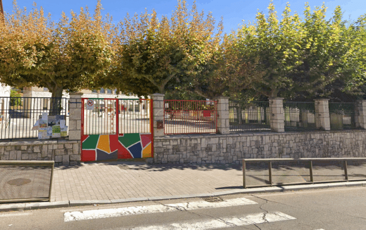 Foto de archivo. Entrada del CEIP 'La Villa' de Cuéllar / E.A.