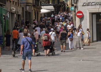 Gente paseando por el entorno de la plaza del Azoguejo de Segovia. / KAMARERO