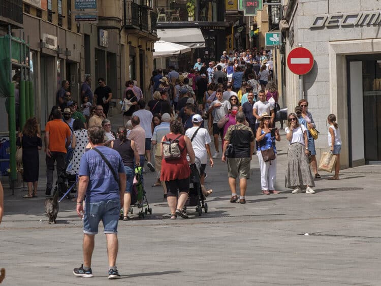 Gente paseando por el entorno de la plaza del Azoguejo de Segovia. / KAMARERO