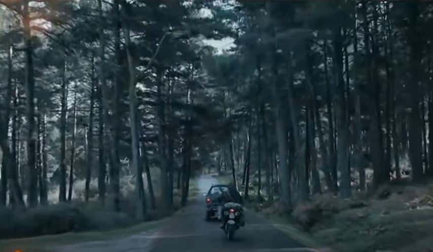 Carretera forestal que conecta El Espinar con San Rafael, en un fotograma de la serie The Walking Dead. / E.A.