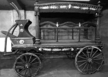 Carroza fúnebre para trasladar el féretro del domicilio del muerto a la iglesia y luego al cementerio.