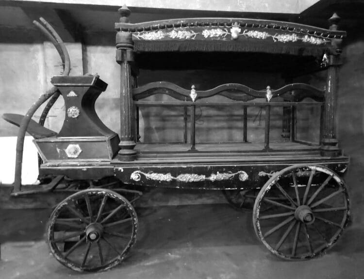 El culto a los muertos y los cementerios, una memoria colectiva (I) 1 Carroza fúnebre para trasladar el féretro del domicilio del muerto a la iglesia y luego al cementerio.