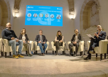 César Monjas, Leticia Ortiz, Jaime Pérez, María García, José Antonio Galache y Pedro Abad, en la Jornada tecnológica Asteo Conecta en Segovia. / Héctor Criado