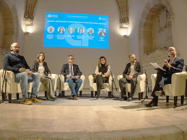 Expertos destacan la importancia de la tecnología para mejorar la competitividad del sector primario 1 César Monjas, Leticia Ortiz, Jaime Pérez, María García, José Antonio Galache y Pedro Abad, en la Jornada tecnológica Asteo Conecta en Segovia. / Héctor Criado