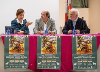 Conferencia del ciclo de la Peña 'El Espontáneo' de Segovia, con la periodista Paula Portas, el ganadero de Partido de Resina, Antonio Morales, y Abel Rodríguez. / Héctor Criado