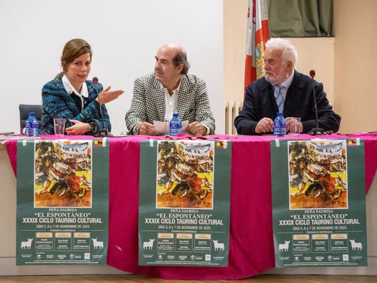 Conferencia del ciclo de la Peña 'El Espontáneo' de Segovia, con la periodista Paula Portas, el ganadero de Partido de Resina, Antonio Morales, y Abel Rodríguez. / Héctor Criado