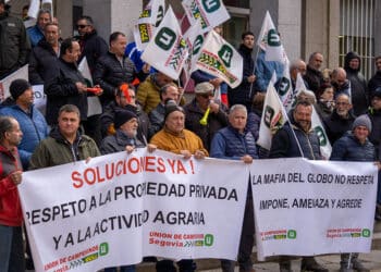 Concentración de ganaderos frente a la Subdelegación del Gobierno. / Héctor Criado