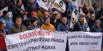 Concentración de ganaderos frente a la Subdelegación del Gobierno. / Héctor Criado