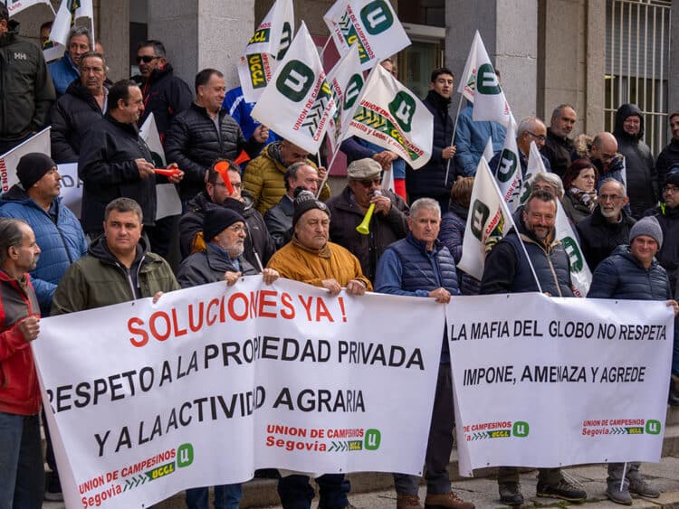 Concentración de ganaderos frente a la Subdelegación del Gobierno. / Héctor Criado