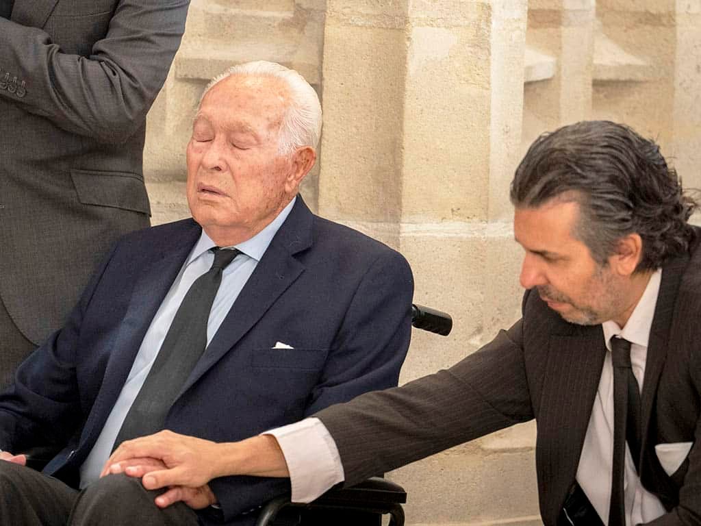 Curro Romero, junto al hijo de Rafael de Paula, Jesús Soto de Paula, en la misa funeral con la que ha sido despedido el diestro jerezano fallecido el pasado domingo a los 85 años. / EFE - ROMÁN RÍOS