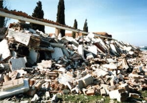El culto a los muertos y los cementerios, una memoria colectiva (I) 5 Derrumbe cementerio en 1993.