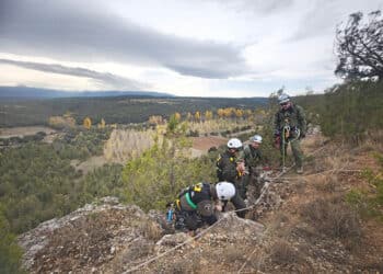 Agentes medioambientales de la Junta desmontan vías de escalada no autorizadas en el Parque Natural ‘Sierra Norte de Guadarrama’ en Segovia. / JCYL