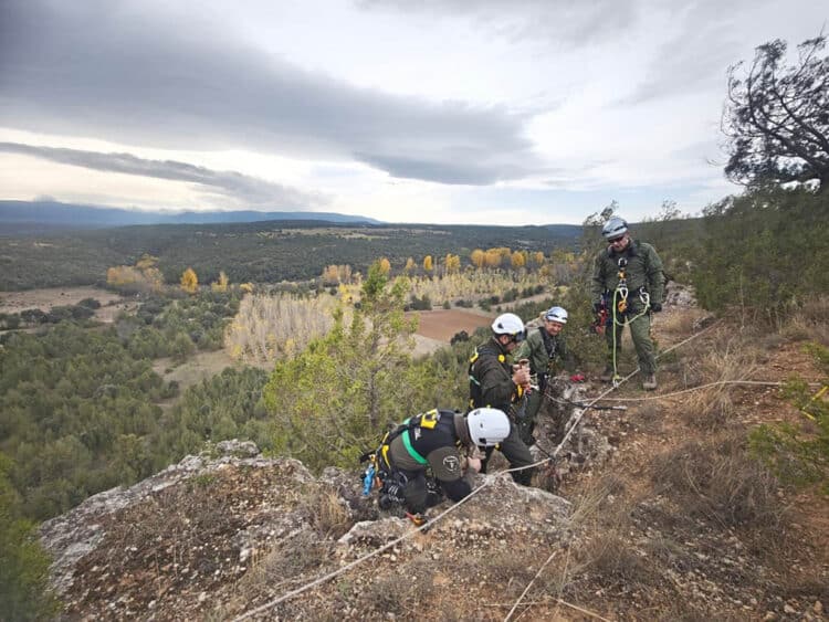 Agentes medioambientales desmontan vías de escalada ilegales en la Sierra de Guadarrama 1 Agentes medioambientales de la Junta desmontan vías de escalada no autorizadas en el Parque Natural ‘Sierra Norte de Guadarrama’ en Segovia. / JCYL
