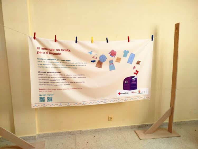 Cruz Roja presenta en El Espinar la exposición interactiva ‘Mucha Tela… Hilando un futuro sostenible’ / CRUZ ROJA
