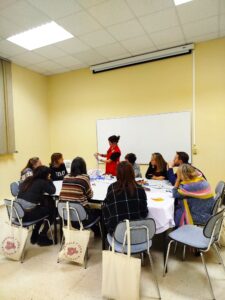 Cruz Roja presenta en El Espinar la exposición interactiva ‘Mucha Tela… Hilando un futuro sostenible’ / CRUZ ROJA