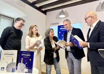 Álvaro de Benito, Azucena Suárez, Susana Guri, José Mazarías y Juan Carlos Monroy presentan ‘El Principito’. / EL ADELANTADO